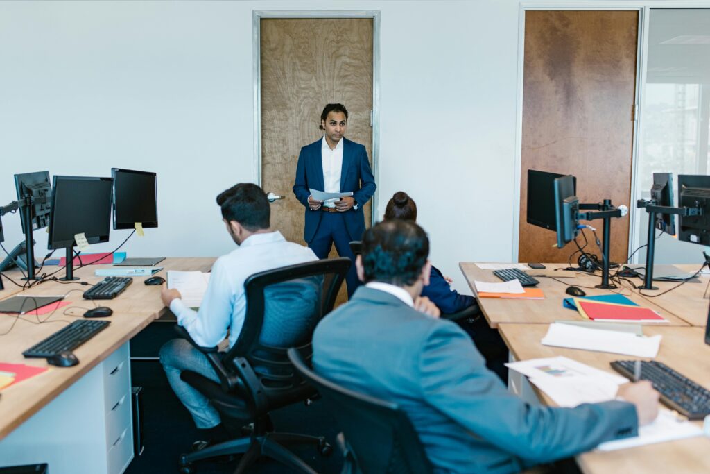 Pourquoi étudier le management est un avantage pour votre avenir professionnel ? Business meeting with diverse team in modern office space, discussing projects.